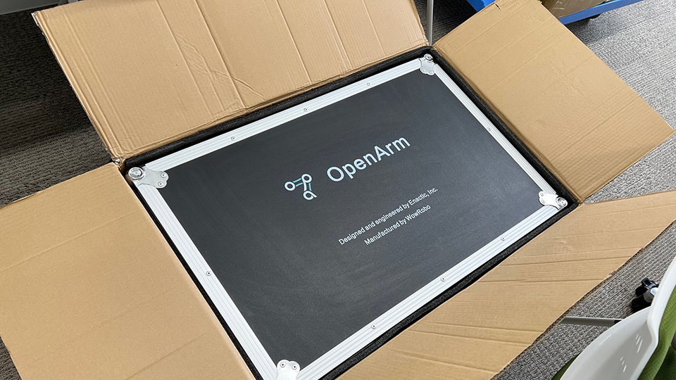 wowrobo社から届いた段ボールを開封した様子